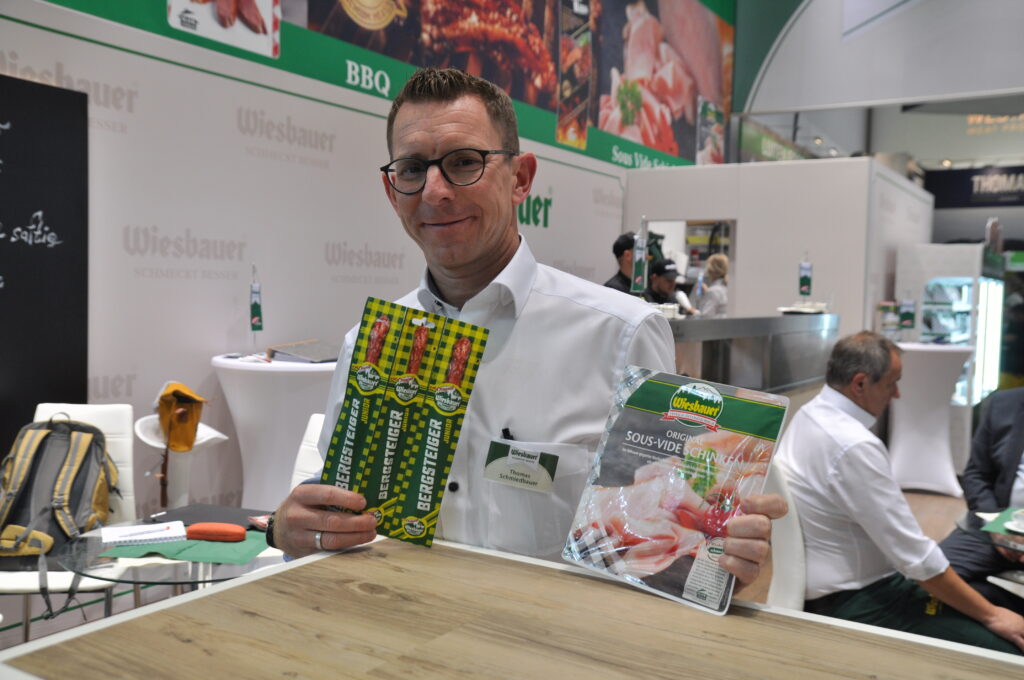 Eine Weltneuheit auf der ANUGA: Thomas Wiesbauer stellte den Sous-vide-gegar- ten Schinken vor, und die „Bergsteiger-Junior“, den wurstigen Jausensnack (© Johannes Rottensteiner)