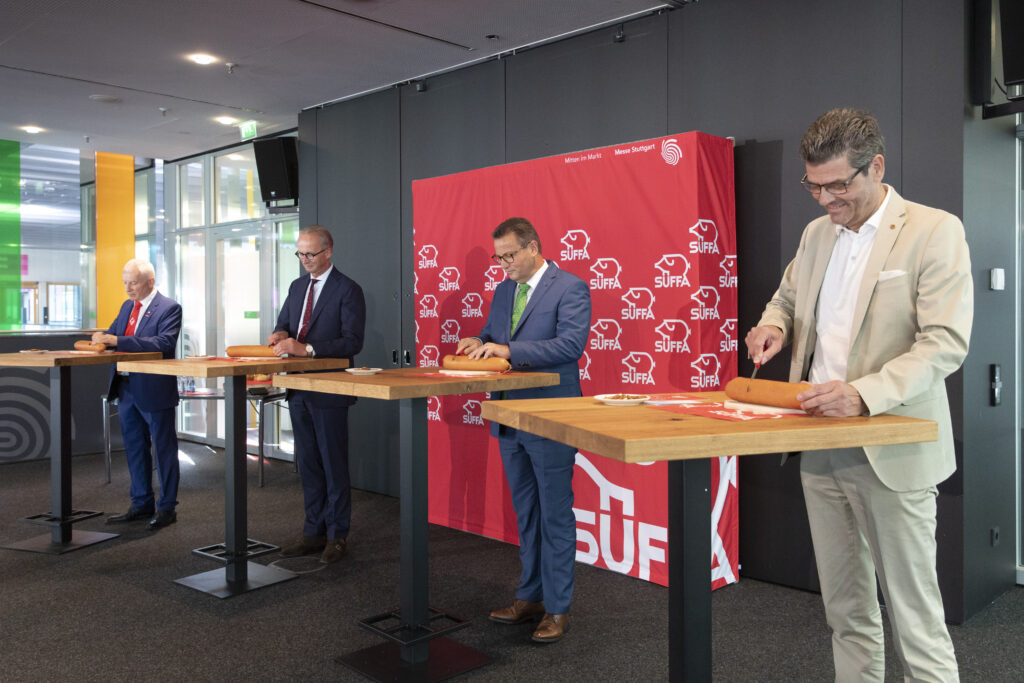 Wurstanschnitt mit prominenten Gästen aus Politik und Wirtschaft: In Stuttgart wurde die Jubiläumsausgabe der SÜFFA eröffnet: Joachim Lederer, Landesinnungsmeister des Landesinnungsverbandes für das Fleischerhandwerk in Baden-Württemberg, Herbert Dohrmann, Präsident des Deutschen Fleischer-Verbands, Peter Hauk MdL, Minister für Ernährung, Ländlichen Raum und Verbraucherschutz, Stefan Lohnert, Geschäftsführer Messe Stuttgart, (v.l.)
