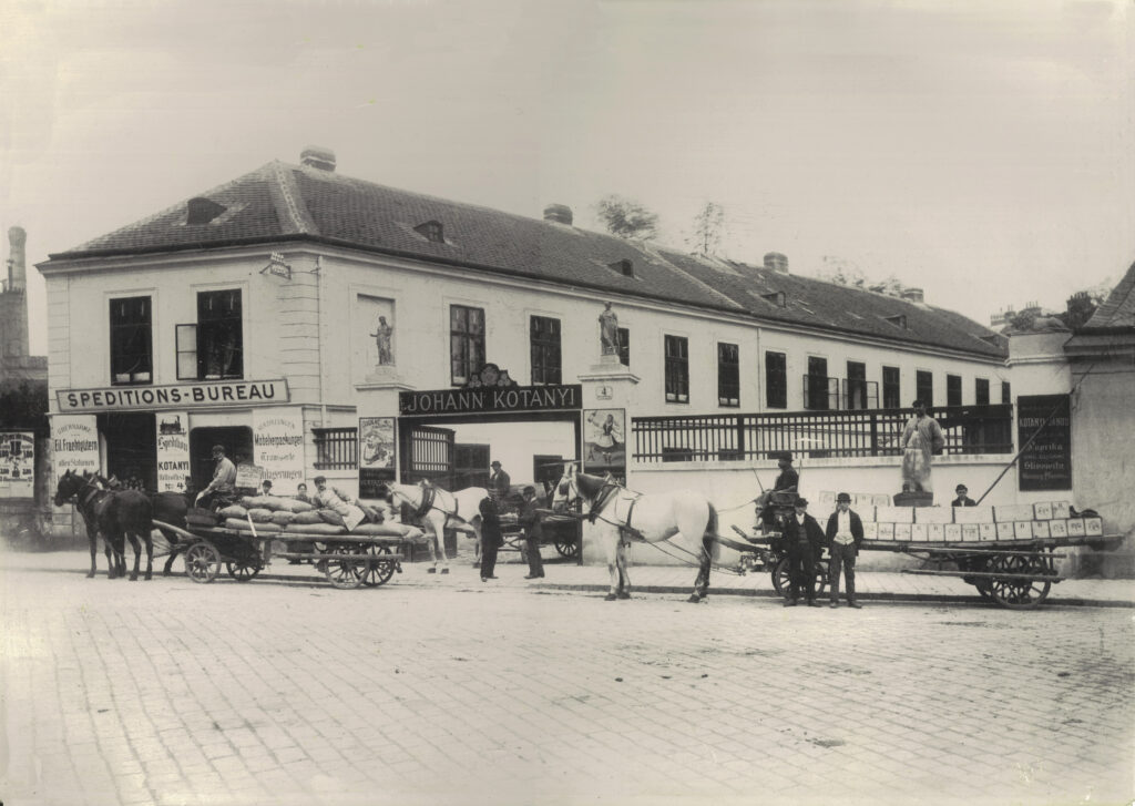 Vor allem die feine Wiener Gesellschaft ist von der Paprika­ mischung angetan. Und so expandiert Janos Kotányi 1884 nach Döbling in Wien.