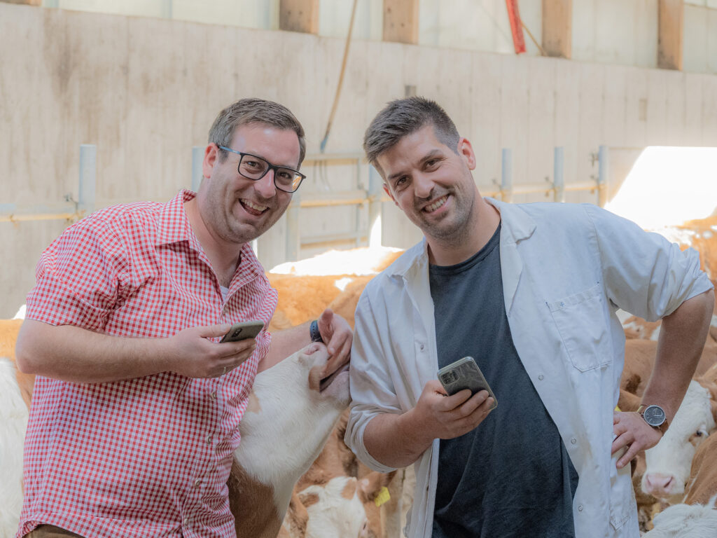 Mit viehworld kann Österreich eine Vorreiterrolle bei Tiergesundheit, Datenqualität & Transpa­ renz einnehmen. Florian Aspalter & Wolfgang Schiessl (r.) steht eine spannende Zukunft bevor.