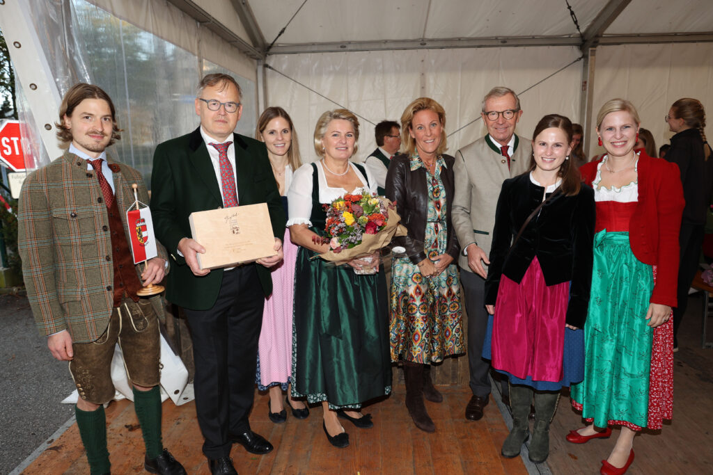 Matthias Mache, Johann Mache, Kathrin Mache, Efli Mache, Christina Haslauer, Landeshauptmann Wilfried Haslauer, Simone Mache, Michaela Mache (vlnr) © Land Salzburg / Franz Neumayr