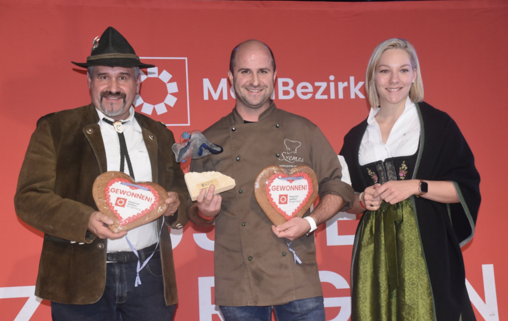 Thomas Hatwagner und Philipp Szemes bekamen den Regionaltätspreis für ihre „Schüsseltrieb Manufaktur“. Bettina Pasuschenwein (Wirtschaftsbund) gratulierte. © Michael Strini