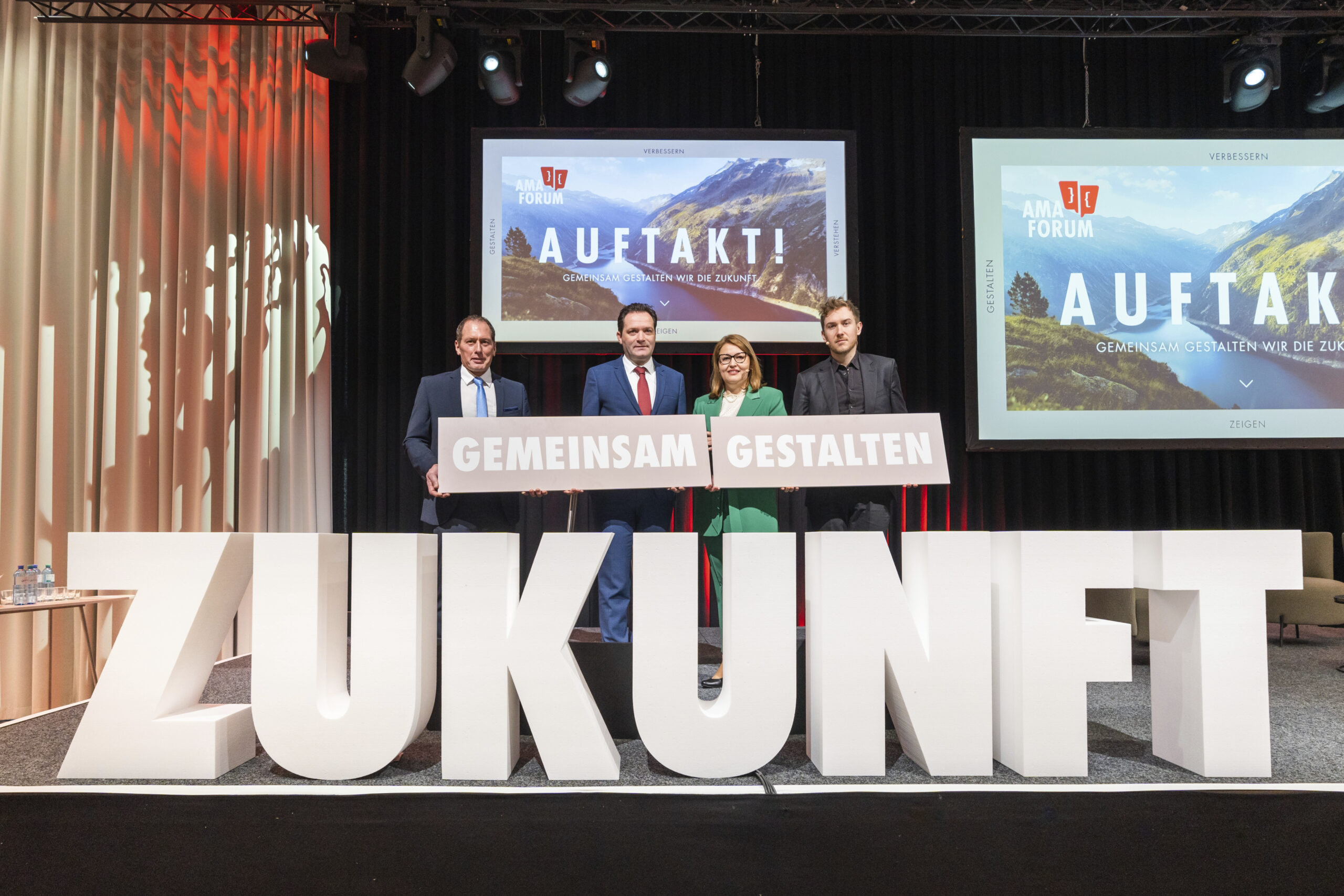 „Auftakt!“ war der Titel des AMA-Forums 2023 der AMA-Marketing, das am 12. Jänner stattgefunden hat. Die seit 1.1.2023 neue Geschäftsführerin Christina Mutenthaler-Sipek präsentierte gemeinsam mit ihrem Team die Eckpfeiler des Arbeitsprogramms der AMA-Marketing. Sie rief alle Beteiligten entlang der Wertschöpfungskette auf, sich gemeinsam für den Wert von Lebensmitteln, Tierwohl und Nachhaltigkeit einzusetzen.