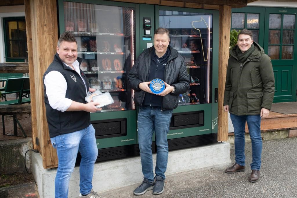 In den Automaten der Fuchserei in St. Leonhardt bei Salzburg gibt es feinstes Fleisch von eigenen Tieren wie Steaks und essfertige Gerichte wie Gulasch, Beuschel oder Wildragout. Im Bild: Stefan Fuchs (Fuchserei), Walter Grüll<br />