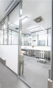 Beidseitig flächenbündige Glas- flächen von über 115 m2 machen die neue Küche offen und hell.