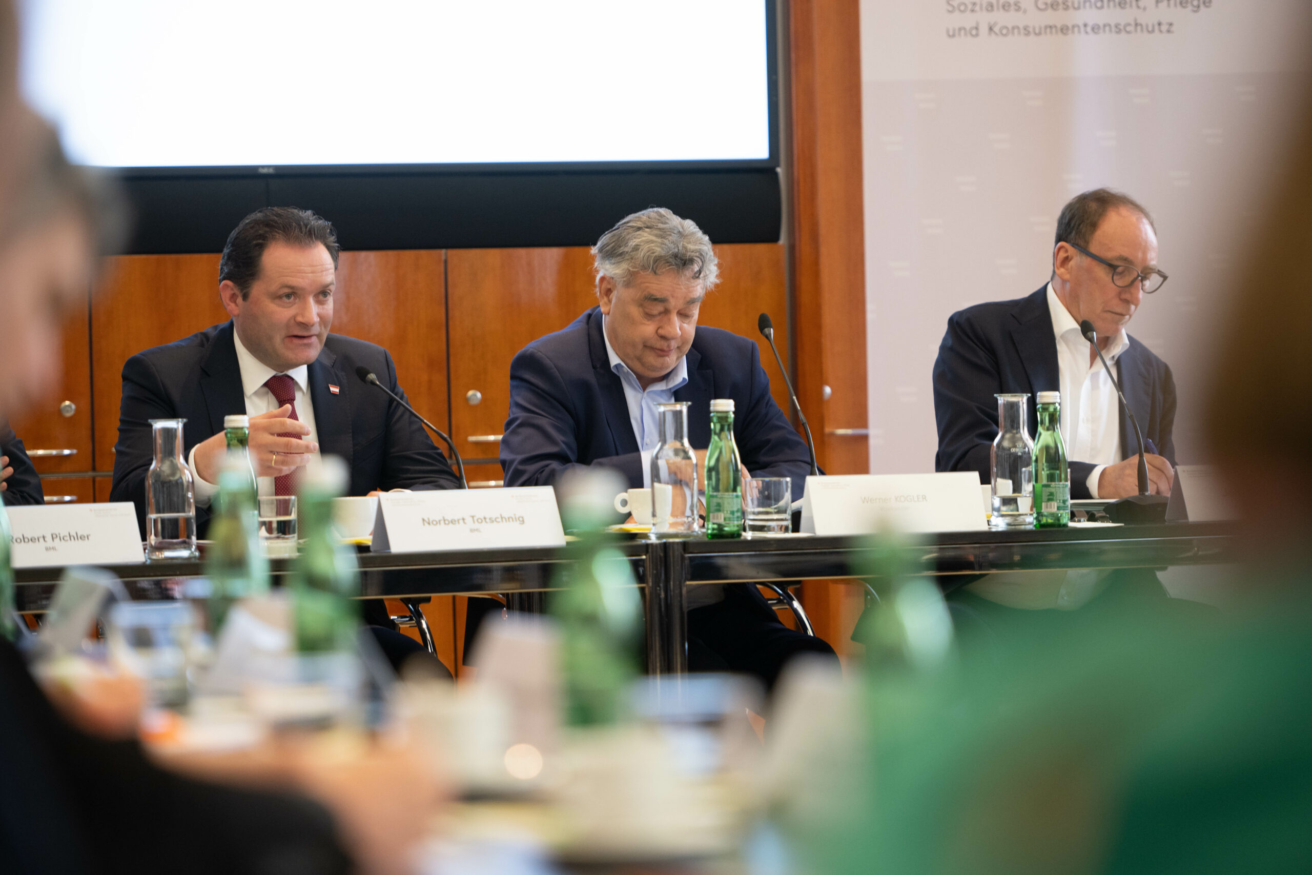 Am 8. Mai 2023 fand der Lebensmittelgipfel mit Vizekanzler Kogler, Landwirtschaftsminister Totschnig und Sozialminister Rauch sowie mit Branchenvertretern und weiteren Expertinnen und Experten statt. Sie beraten über die hohen Teuerungen im Lebensmittelhandel.