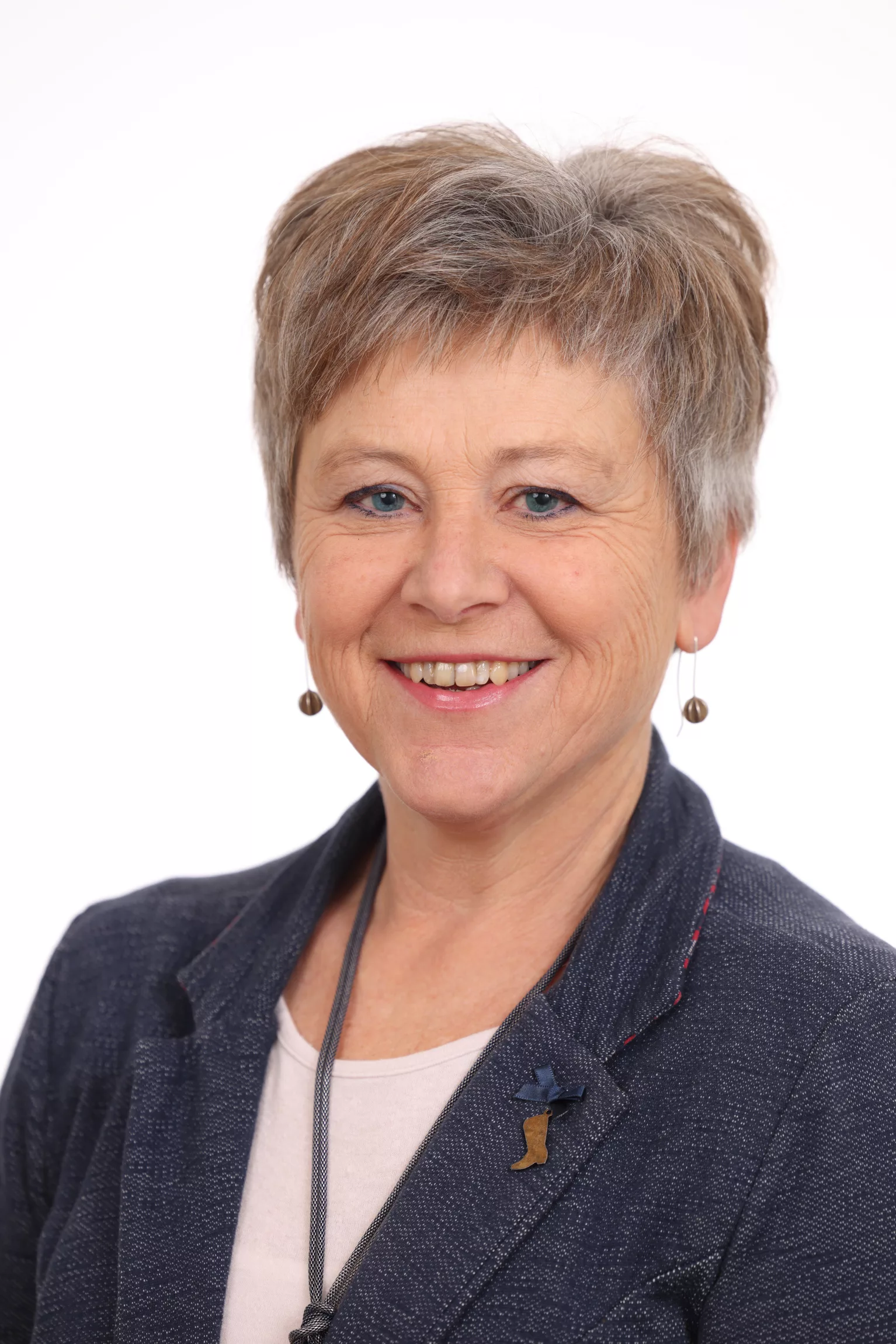 Martina Ortner übernimmt die Leitung des neuen Referats "Direktvermarktung und Wertschöpfungskette". Christian Jochum, Referatsleiter für "Agrarvermarktung und Sonderkulturen", geht nach mehr als 36 Dienstjahren in den wohlverdienten Ruhestand.