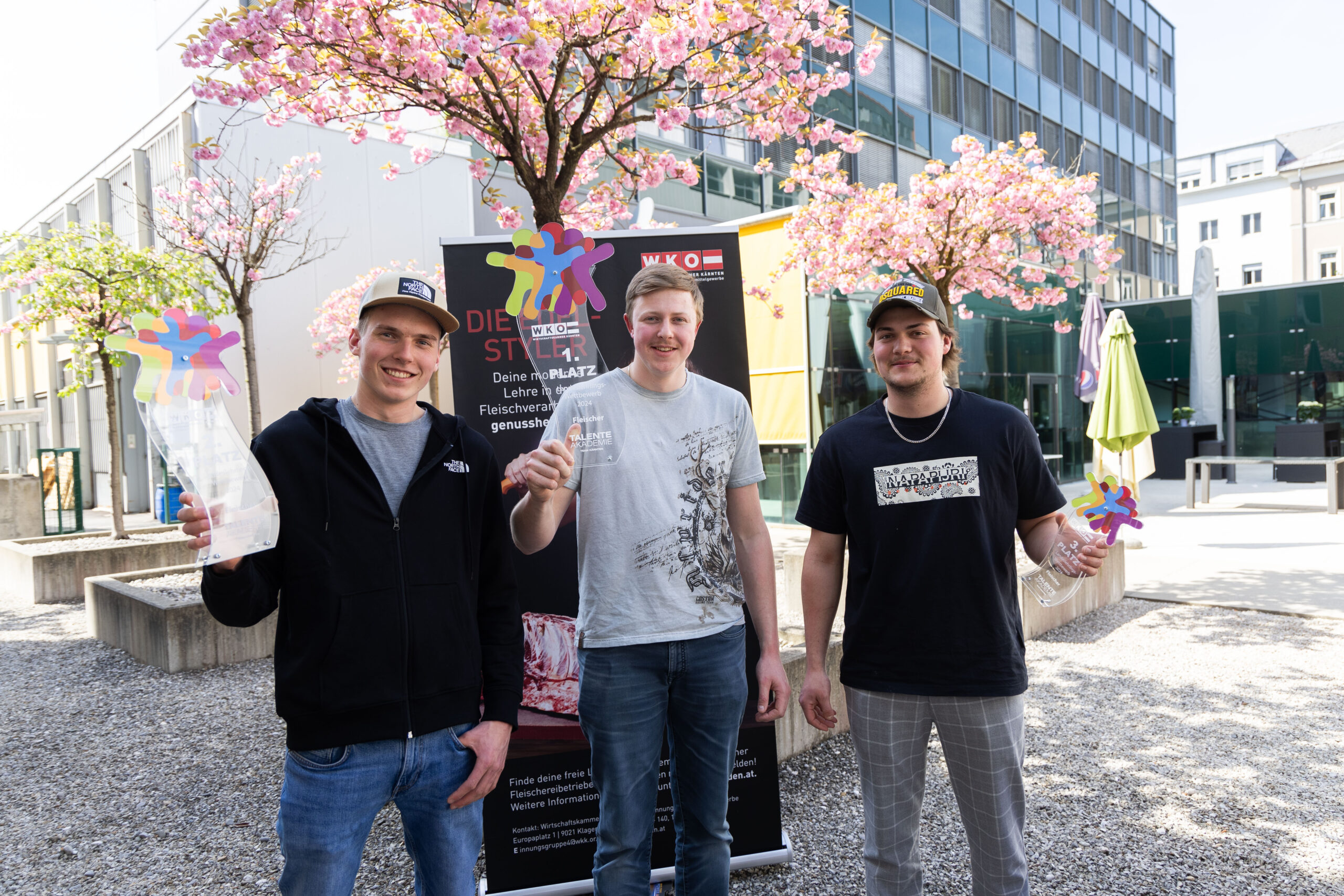 Sie beherrschen ihr Handwerk am besten: v.l.: Gabriel Winkler vom Lehrbetrieb Christoph Kastner aus Kötschach-Mauthen (2.Platz), Thomas Zojer von der Fruhmann GmbH aus Wernberg (1. Platz und Landessieger) und Lucas Barzauner von der Bäuerlichen Vermarktung Nockfleisch Gen. mbH (3. Platz).