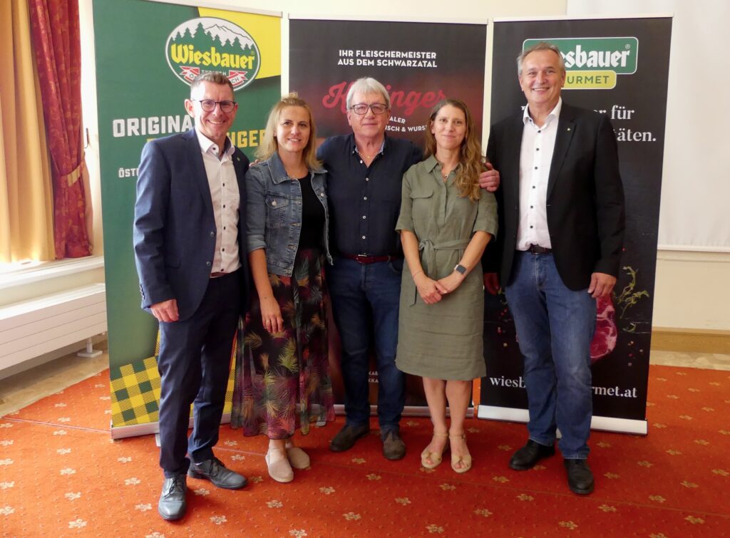 Per 1. Oktober 2024 übernimmt die Wiesbauer-Gruppe die Fleischerei Kabinger mit Sitz im niederösterreichischen Payerbach. Der traditionsreiche Familienbetrieb mit 50 Mitarbeitern produziert hochwertige Wurstspezialitäten für die Gastronomie sowie den regionalen Lebensmitteleinzelhandel und erzielt einen Jahresumsatz von 15 Mio. Euro. V.l.n.r.: Thomas Schmiedbauer, Vorstandsvorsitzender Wiesbauer Holding AG, Josef Kabinger mit seinen Töchtern Stefanie und Kathrin und Ernst Stocker, Geschäftsführer Wiesbauer-Gourmet (Foto: Wiesbauer)