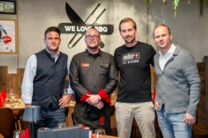 Benedikt Mitterlehner (Geschäftsführer der Weber Original Stores by Grill & Co) Robert Reichmayr (Küchenchef im Grillrestaurant BBQ 1952) René Peuschler (Geschäftsführer Weber Original Store Graz-Seiersberg) Matthias Fuchs (Geschäftsführer der Weber Original Stores by Grill & Co) Bild: Christof Hütter Photography