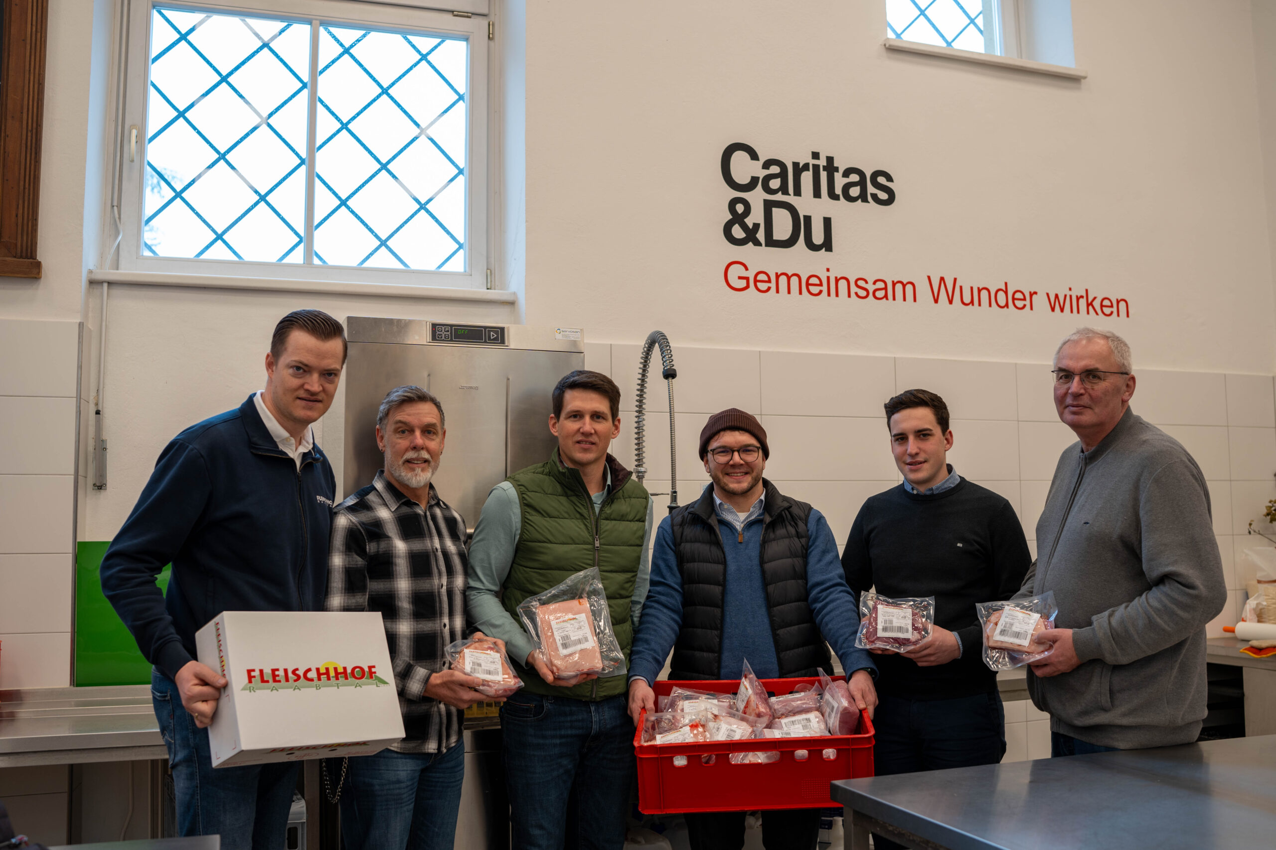 Schweinbauern spenden 11.000 Fleischpakete