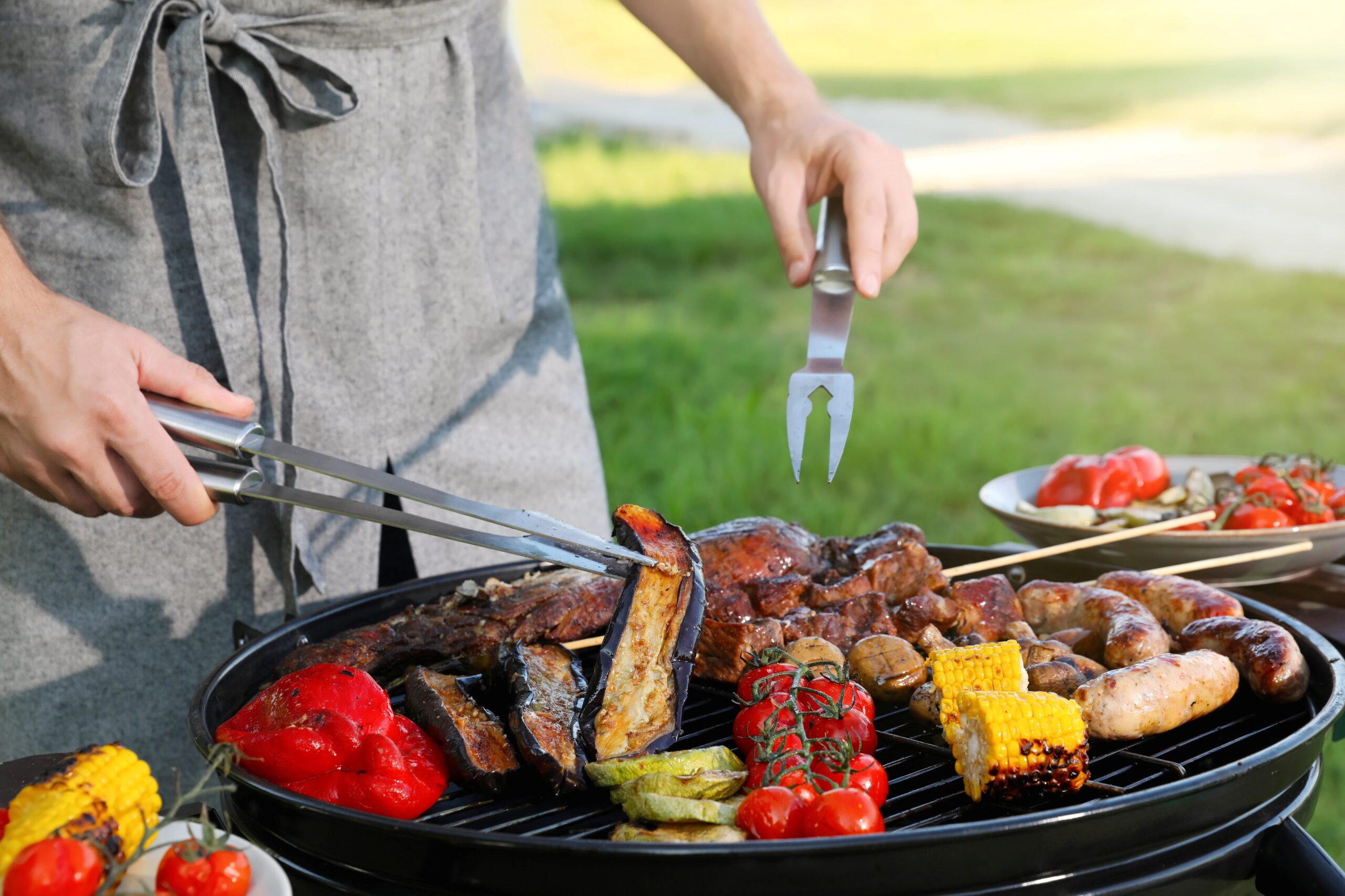 Wer auf eine ausgewogene Vielfalt am Grill setzt und dabei auch noch auf österreichische Herkunft der Lebensmittel achtet, kann die heimische Landwirtschaft, unsere Umwelt sowie die eigene Gesundheit positiv mitgestalten. © Land schafft Leben/Shutterstock