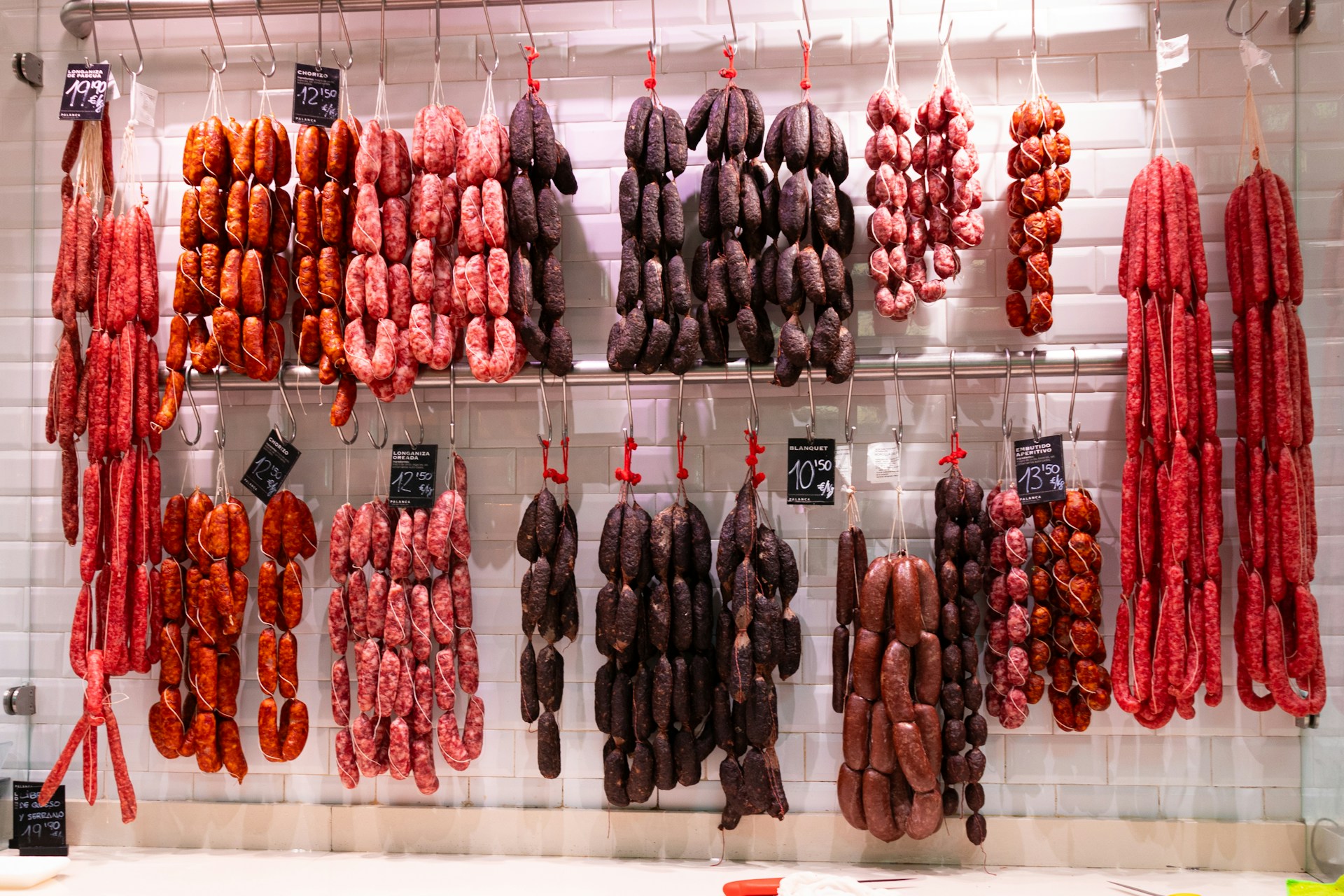 Mit Geschmack um die Welt: Internationale Wurstspezialitäten für die Theke