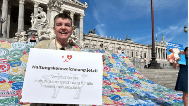 Madeleine Petrovic, Präsidentin von Tierschutz Austria: „Konsumentinnen und Konsumenten wollen Klarheit. Sie sollen auf einen Blick erkennen, wo Tierwohl drinnen ist – und wo nicht. Eine verpflichtende Haltungskennzeichnung für alle tierischen Produkte ist längst überfällig“. © Tierschutz Austria
