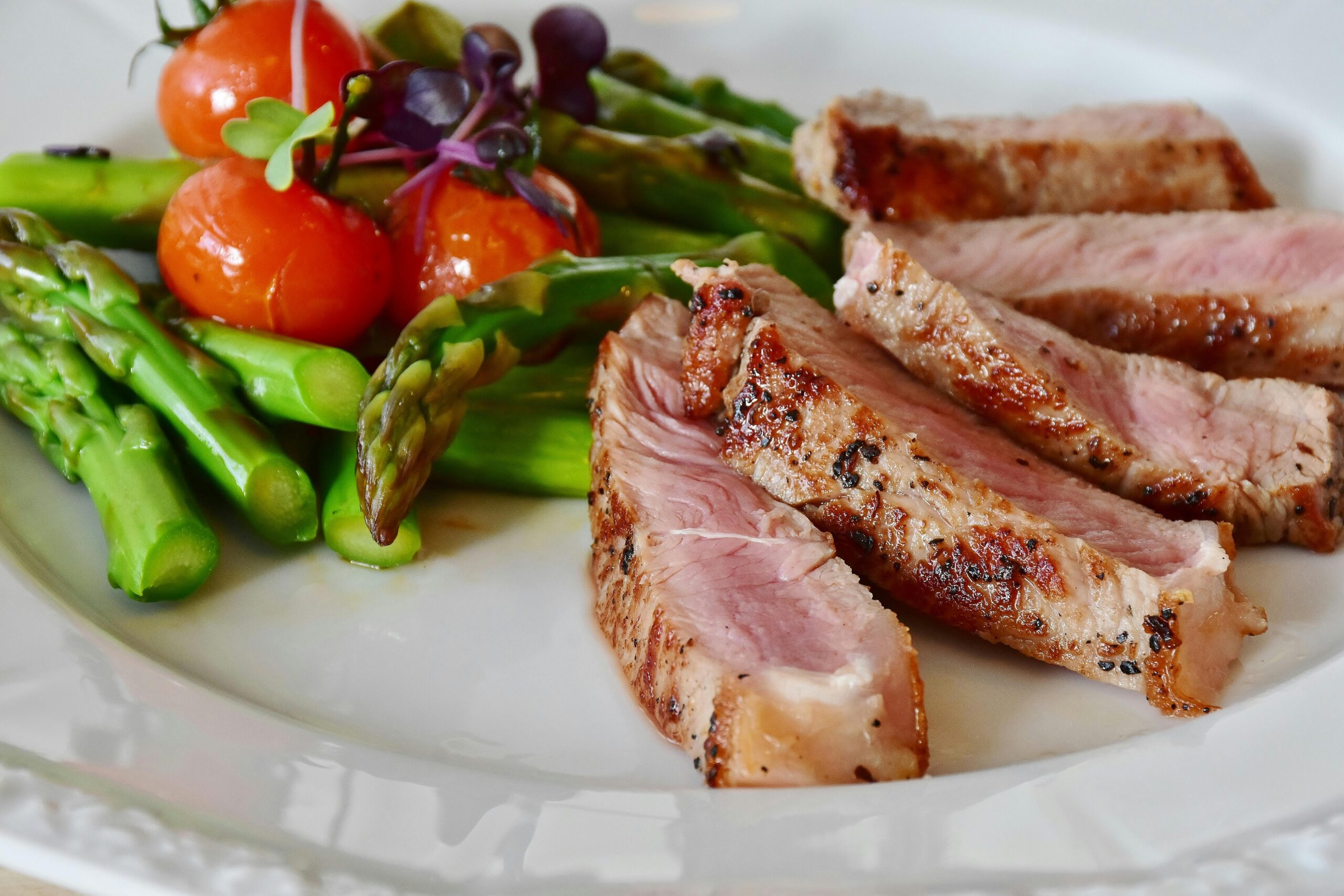 Eine Auswertung aus Großbritannien zeigt, dass nur 5 Prozent der Frauen tatsächlich „zu viel“ Fleisch essen, während viele Bevölkerungsgruppen eher zu wenig Vitamin D, Eisen oder Zink aufnehmen. Fleisch trägt hier entscheidend zur Grundversorgung bei. Ein pauschales Reduktionsziel würde die Versorgungslücken weiter verschärfen. (Bild: Pexels)