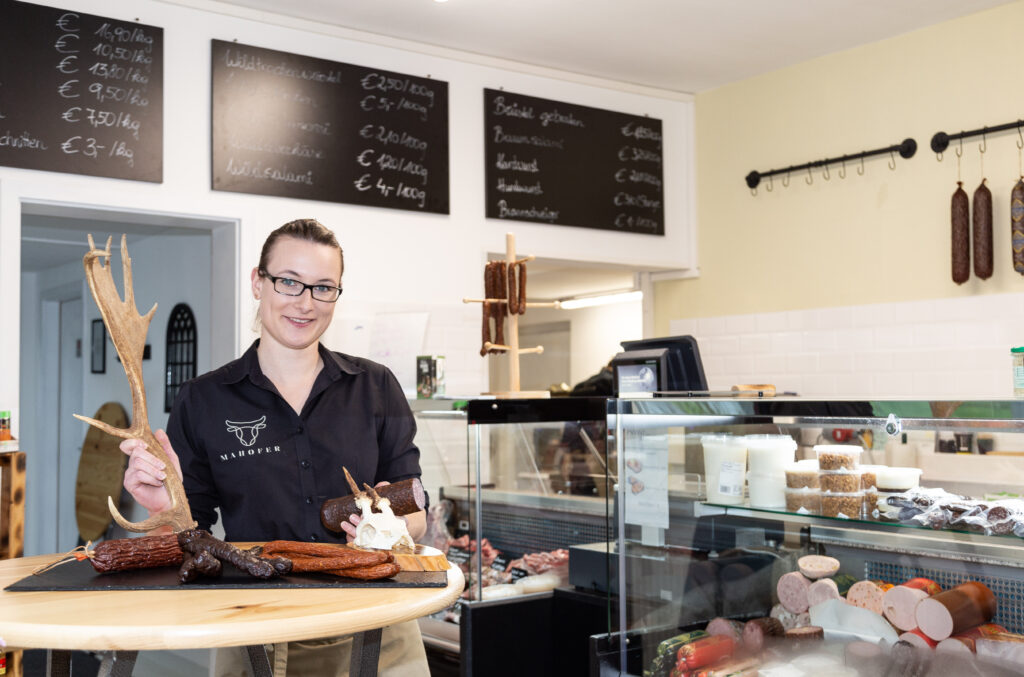 Lisa Reiterer steht auch im Geschäft ihre Frau und verwöhnt die Kundschaft. © Anita Arneitz