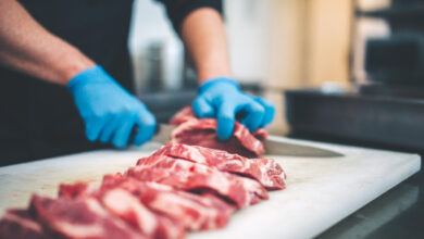 Schweinefleisch: Vom Konsumentenpreis kommt zu wenig am Hof an. © Istock