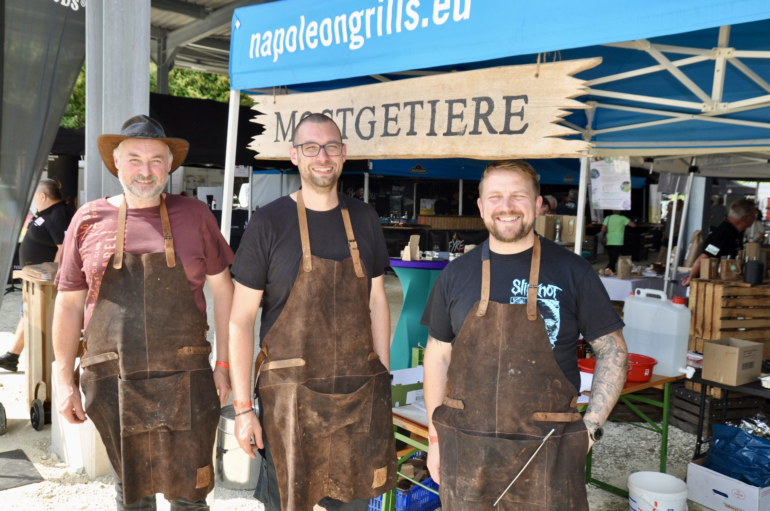 Erstmals in Kaindorf dabei waren die „Mostgetiere“: Fleischermeister Gerald Fahrnberger von Tann-Spar St. Pölten, Fleischergeselle und Wirt Gregor Fahrnberger und Michael Grubner von der Fleischwerkstatt Grubner in Kirchdorf an der Pielach. © HaRo