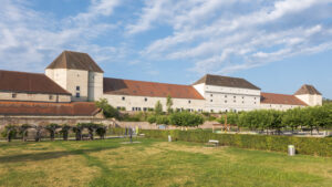 Parkplätze gibt es beim Schloss Neugebäude in ausreichender Menge. Und auch die Buslinie 73A verbindet das Schloss mit der U-/S-Station Simmering in etwa 6 Minuten. Auch die Straßenbahnlinie 71 hält in fußläufiger Nähe. © Peter Gugerell