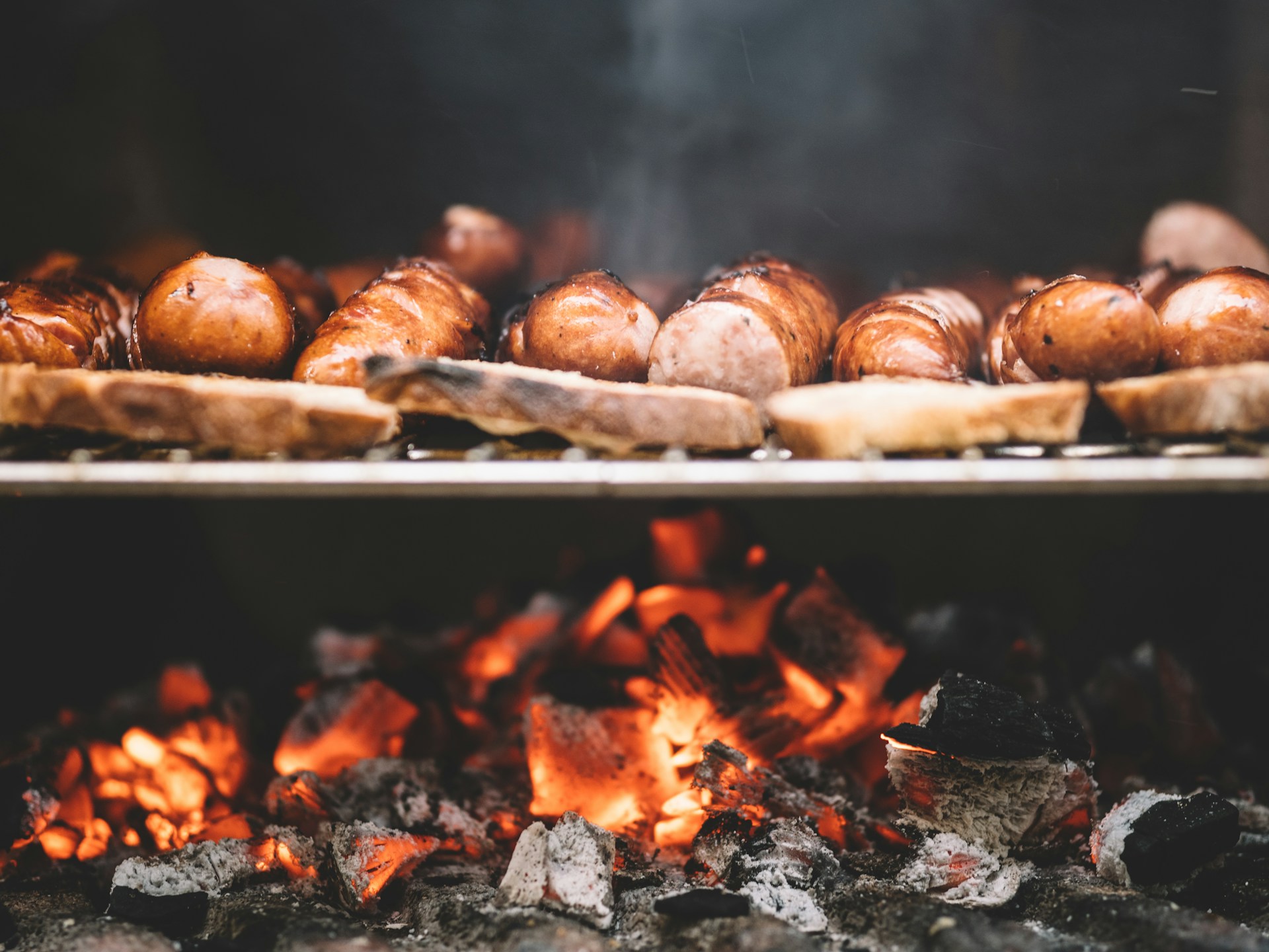 Vienna BBQ Days & Wiener Wurstfest 2025: Grill-Höhepunkt im Schloss Neugebäude