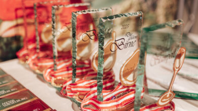 Verkostung im Rahmen der AB HOF Messe Wieselburg: Die Produktprämierungen – von Speck-Kaiser über Stamperl und goldene Birne bis zum Öl-Kaiser – zählen zu den wichtigsten Qualitätssiegeln der österreichischen Direktvermarktung und machen die Vielfalt regionaler Lebensmittel sichtbar.