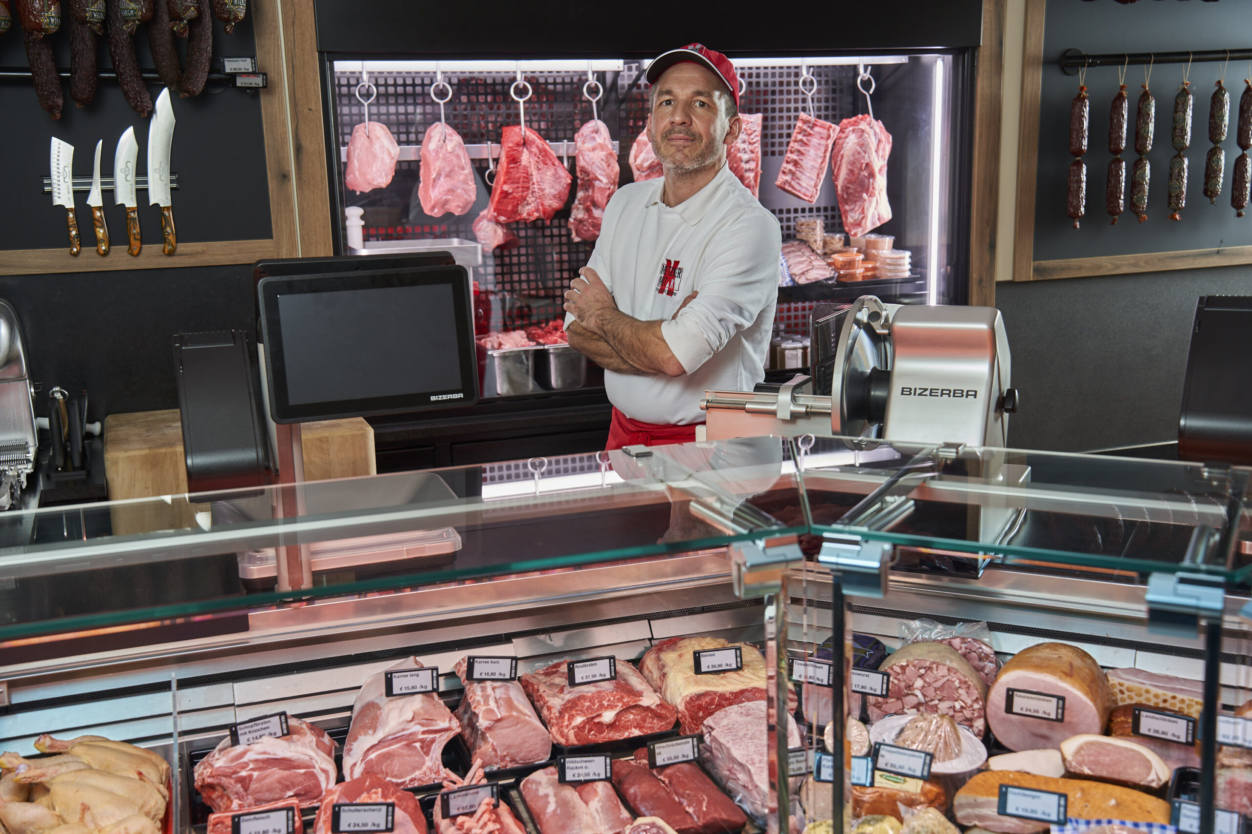 Fleischer Christian Metzker steht stolz hinter seiner neuen Verkaufstheke. Der Umbau durch Hanke Ladenbau verbindet Funktionalität, klares Design und handwerkliche Atmosphäre.