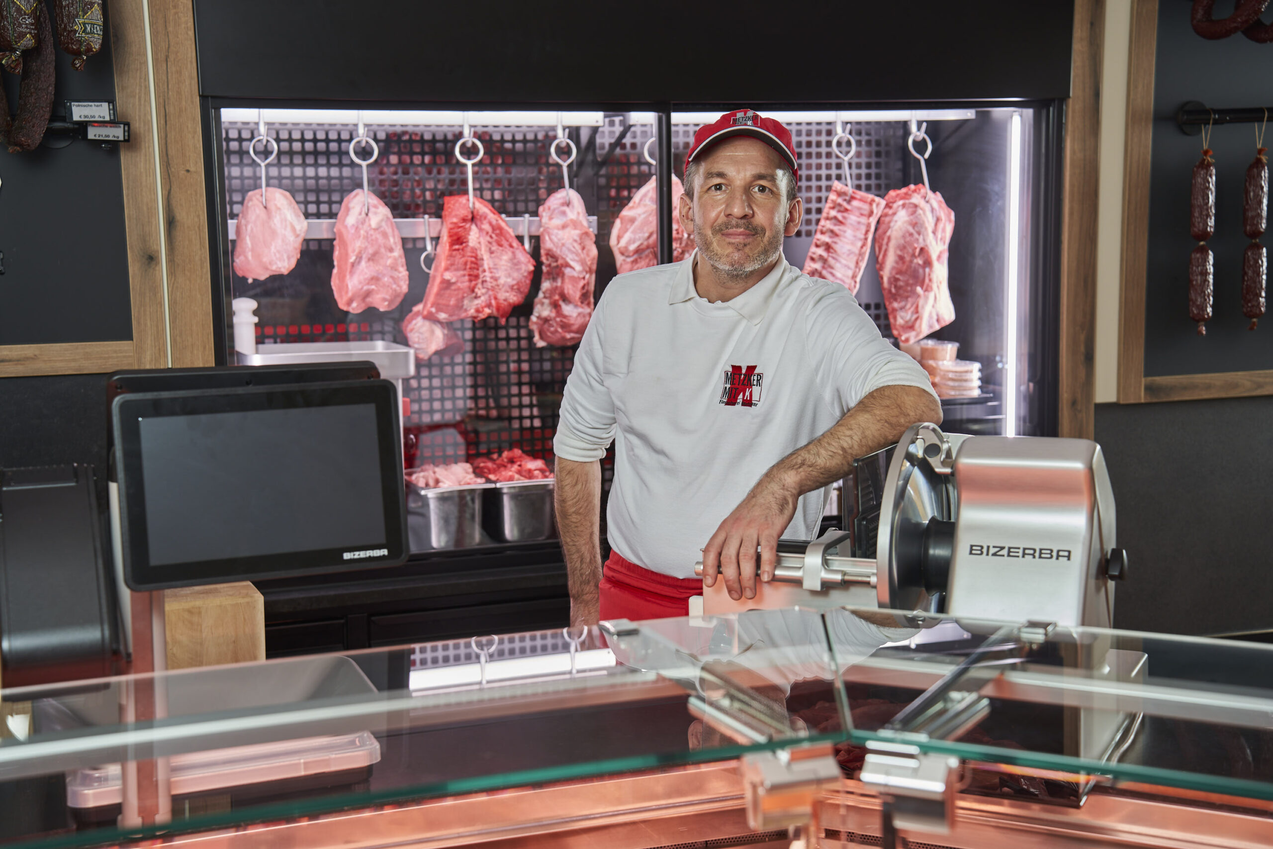 Selbstbewusst und bodenständig: Christian Metzker zeigt, dass Handwerk Zukunft hat. Die klare Gestaltung des Verkaufsraums betont Qualität und Vertrauen.