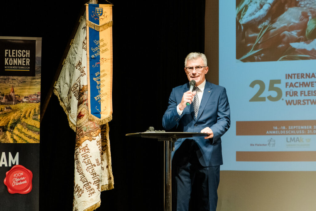 Oberjuror Wolfgang Seidl erläutert in seiner Eröffnungsrede, wie die vollständig anonymisierte Bewertung beim IFFW abläuft. © Michaela Habinger