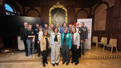 Die Projektmanager und verantwortlichen Wissenschaftler:innen für die 8 Teilprojekte, v.l.: Prof. Dr. Jochen Kandelhardt, Dr. Astrid Köck, Prof. Dr. Peter Klimek, Dr. Carolin Müller, PD Dr. Birgit Fürst-Waltl, Univ.-Prof. Dr. Johann Sölkner, Prof. Univ.-Prof. Dr. Clair Firth, Mag. Peter Fuchs, Dr. Christa Egger-Danner, Prof. Dr. Lorenz Kohl, Prof. Dr. Peter Roth, Dr. Kristina Linke, Univ.-Prof. Dr. Markus Schermer, Dr. Judith Himmelbauer, Univ.-Prof. Dr. Werner Zollitsch, Dr. Hans Burgstaller, nicht im Bild Prof. Dr. Rike Stotten, Dr. Katharina Schodl und Univ.-Prof. Dr. Thomas Wittek. © Beigestellt