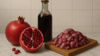 Mit Granatapfel-Marinaden in Kombination mit Sous-vide erhalten die ungeliebten Hühnermägen eine zartere Textur, bessere Oxidationsstabilität, reduzierte Keimzahlen und optimierte Prozessparameter. © Illustration mit KI erstellt