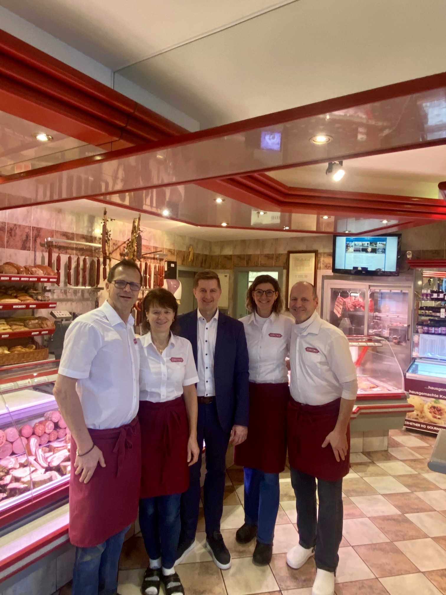 Siegfried und Elfriede Zehetner, Johannes und Petra Zehetner gemeinsam mit Dietachs neuem Bürgermeister Martin Ziegler – ein starkes Zeichen für regionales Handwerk und gelebte Verbundenheit zur Gemeinde.