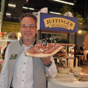 Bio-Spezialitäten gab es bei der Tiroler Fleischerei Juffinger, vertreten durch Verkaufsmanager Daniel Rachbauer, zu verkosten. © HaRo