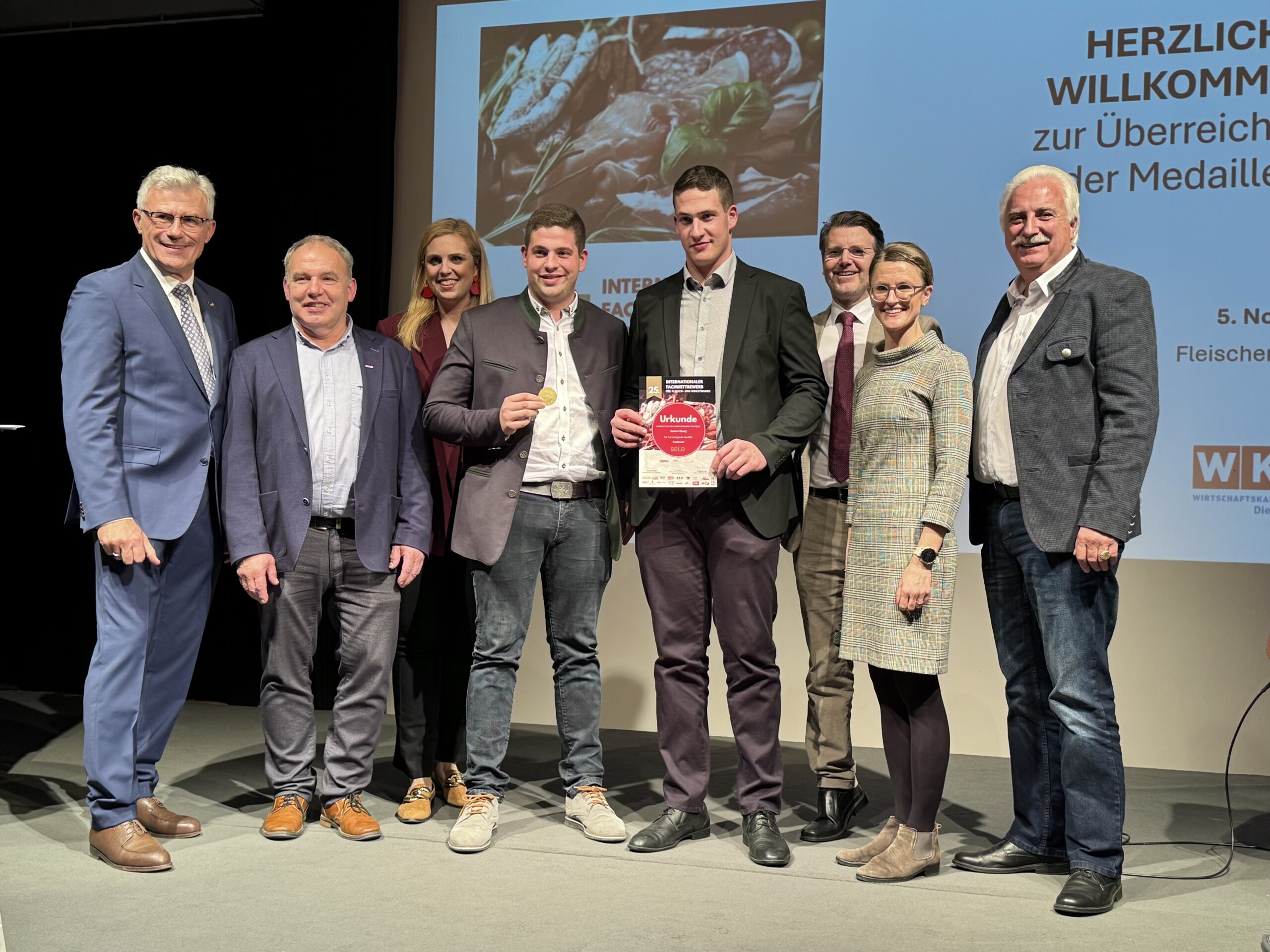Die Fleischhauerei Klang erzielte beim IFFW 2025 einen schönen Erfolg und wurde dafür ausgezeichnet. Auf dem Foto (v. l. n. r.): Fleischermeister und Oberjuror Wolfgang Seidl, NÖ-Innungsmeister Jakob Ellinger, Abg. z. NÖ-Landtag Marlene Zeidler-Beck, die Fleischhauerei Klang, Bezirksstellenobmann Thomas Hagmann, Veronika Vernes, Geschäftsführerin der Lebensmittelakademie, sowie Bundesinnungsmeister Raimund Plautz. Bildcredit: Braune/Fleisch & Co