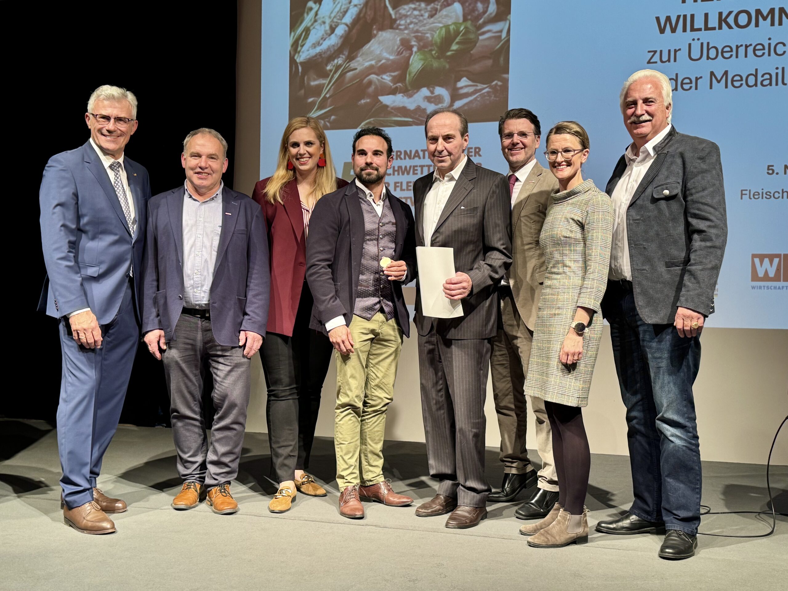 Die Kolobratnik Ges.m.b.H. wurde beim IFFW 2025 für ihre hervorragenden Produkte ausgezeichnet. Auf dem Foto (v. l. n. r.): Fleischermeister und Oberjuror Wolfgang Seidl, NÖ-Innungsmeister Jakob Ellinger, Abg. z. NÖ-Landtag Marlene Zeidler-Beck, die Kolobratnik Ges.m.b.H., Bezirksstellenobmann Thomas Hagmann, Veronika Vernes, Geschäftsführerin der Lebensmittelakademie, sowie Bundesinnungsmeister Raimund Plautz. Bildcredit: Braune/Fleisch & Co