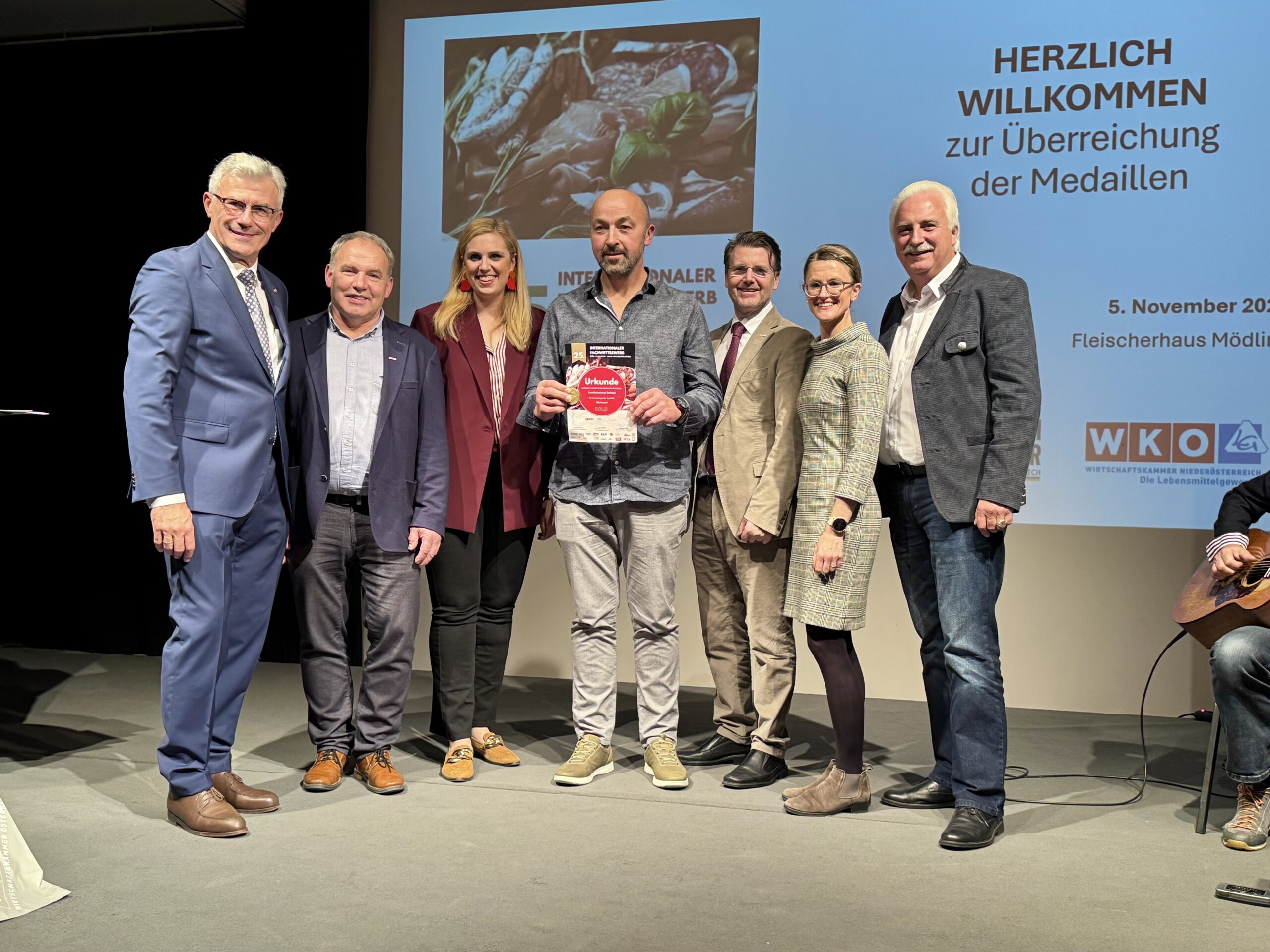 Die Landfleischerei Schlögl überzeugte beim IFFW 2025 mit ihren Qualitätsprodukten und wurde dafür ausgezeichnet. Auf dem Foto (v. l. n. r.): Fleischermeister und Oberjuror Wolfgang Seidl, NÖ-Innungsmeister Jakob Ellinger, Abg. z. NÖ-Landtag Marlene Zeidler-Beck, die Landfleischerei Schlögl, Bezirksstellenobmann Thomas Hagmann, Veronika Vernes, Geschäftsführerin der Lebensmittelakademie, sowie Bundesinnungsmeister Raimund Plautz. Bildcredit: Braune/Fleisch & Co
