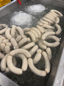 Schulleiter Dr. Daniel Yu produziert am liebsten die Weißwürste nach Original Landshuter Schulrezept. © 1. BFS