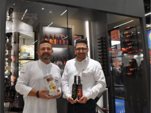 Wiberg-Novataste-Marketingmanager Jakob Hirsch (r.) und Philipp Kohlweg vom Team Inspiration präsentierten neue Öle, Essige und Gewürzmischungen.. © HaRo