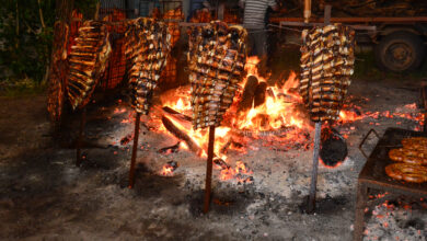 Traditionelles Asado a la cruz in Argentinien: Rinderrippen werden langsam über offenem Feuer gegart – eine der ältesten und authentischsten Zubereitungsmethoden des Landes. Credit: Shutterstock / Foto 4440