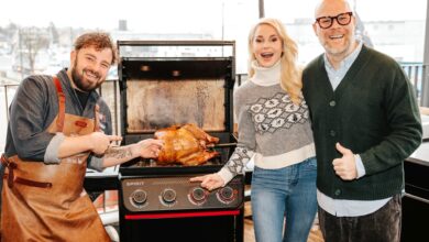 89,7 % der österreichischen Griller:innen heizen auch im Winter den Grill an: Für die Präsentation von Weber’s erster großer Wintergrill-Umfrage traf TV-Moderatorin Silvia Schneider auf Grillweltmeister Patrick Bayer (mit Schürze) und Daniel Ipser Geschäftsführer Weber-Stephen Österreich GmbH. © Philipp Lipiarski
