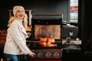 Silvia Schneider: „Wichtig ist, das Grillgut nicht direkt aus dem Kühlschrank auf den Rost zu legen. Gerade im Winter braucht das Fleisch oder Gemüse Zimmertemperatur, damit es gleichmäßig gart und schön saftig bleibt.“© Philipp Lipiarski