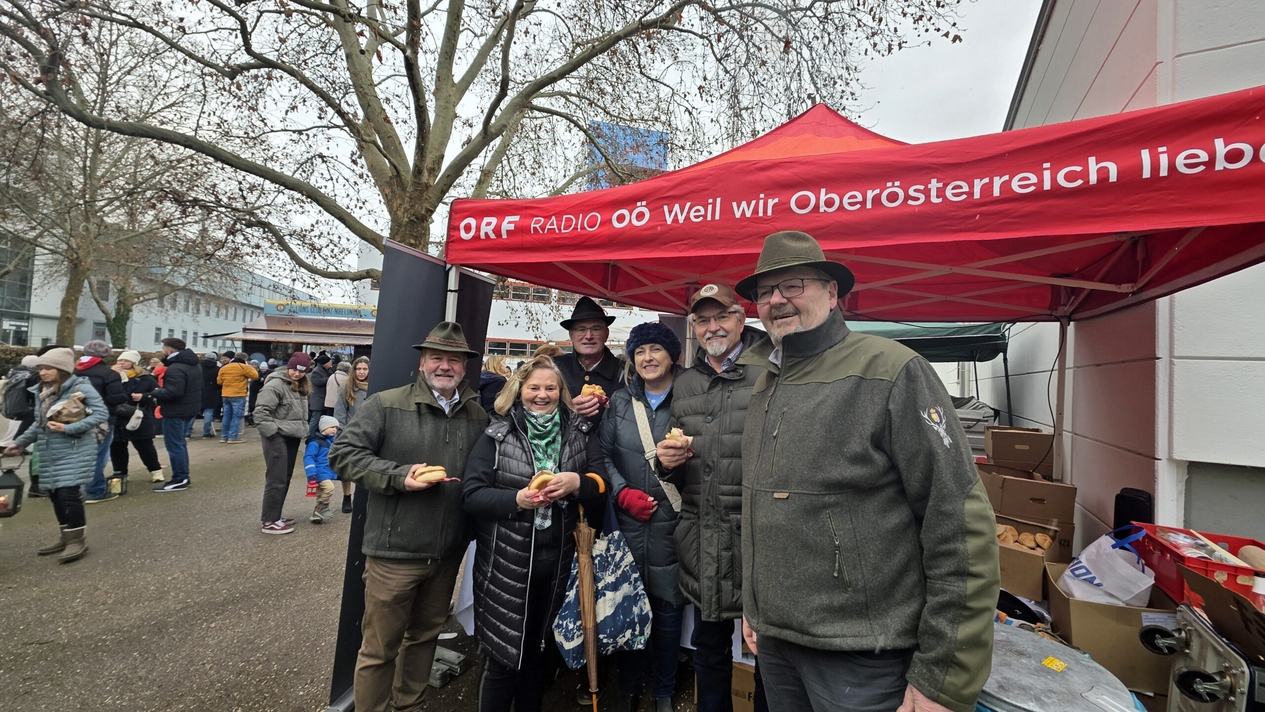 Großer Andrang beim Stand der D’Jagarinnen vor dem ORF-Landesstudio Oberösterreich: Die frisch zubereiteten Rehleberkässemmeln aus heimischem Wildbret waren rasch vergriffen und sorgten für volle Spendenboxen zugunsten von „Licht ins Dunkel“. © Heidi Vitéz