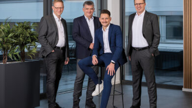 Zusammen mit den langjährigen Geschäftsführern Andreas Wetter (Mitte) und Volker Lauber (links) führen Jost Wetter (vorne) und Marco Beimborn das Familienunternehmen K+G Wetter in die zukunftsorientierte dritte Generation. © K+G Wetter / Frank Wiegand