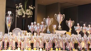 Mehr als 60 Pokale warten beim internationalen Qualitätswettbewerb der Confrérie auf die besten handwerklichen Fleisch- und Wurstprodukte Europas. © Confrérie des Chevaliers du Goût Andouille de Jargeau