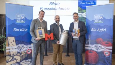 Gemeinsamer Auftritt bei der Bilanzpressekonferenz von BIO vom BERG (v. l.): Ingo Panknin (Mitglied der Geschäftsführung MPREIS), Simon Wolf (Obmann Bioalpin) und Björn Rasmus (Geschäftsführer Bioalpin). © Bioalpin eGen/Gerhard Berger)