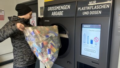 Rückgabe in Großmengen: Ein METRO-Kunde entleert verplombte Säcke mit Einweg-Pfandgebinden in einen High-Speed-Automaten – bis zu 100 Flaschen und Dosen werden gleichzeitig erfasst und sortiert. Bild: Metro
