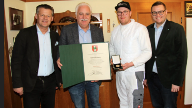 Unsere Redaktion rief an, um zur Verleihung des Ehrpfennigs zu gratulieren. Raimund Plautz dazu : „Ich bin sehr stolz darauf!” Hier ist er mit Sohn Thomas, BM Christian Scheider und Stadtrat Julian Geier zu sehen. © Stadtkommunikation / SPATZEK