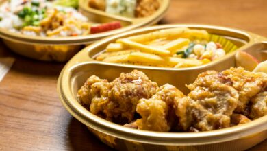 Proteinreich, ausgewogen und alltagstauglich: Seniorenteller vom Fleischer bieten hochwertige Eiweißversorgung in angepassten Portionen. © Unsplash / Kouji Tsuru