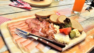 Wer verarbeitetes Fleisch nicht täglich, sondern gelegentlich konsumiert und insgesamt ausgewogen isst, bewegt sich in einem anderen Risikoprofil als jemand, bei dem Wurst und Aufschnitt jeden Tag Hauptbestandteil der Jause sind. © Waldemar Brand / Unsplash