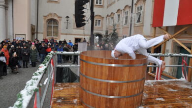 Wenn Salzburgs Fleischer zum Metzgersprung laden, bleibt niemand trocken – weder die frischgebackenen Gesellinnen und Gesellen noch die mehr als 2.000 Zuschauer im Hof von St. Peter. © Beigestellt