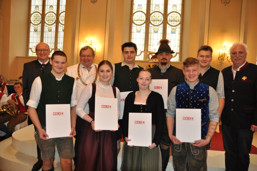 Die frischgebackenen Gesell:innen nahmen ihre Urkunden und Auszeichnungen entgegen. © Beigestellt